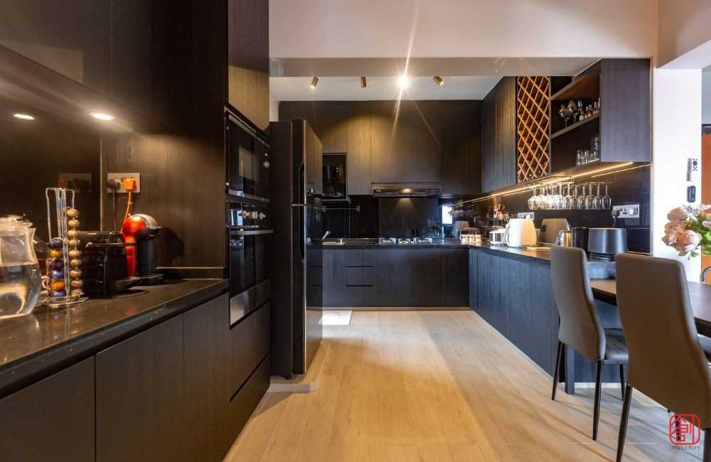 Contemporary Kitchen with Countertop and Wood Flooring
