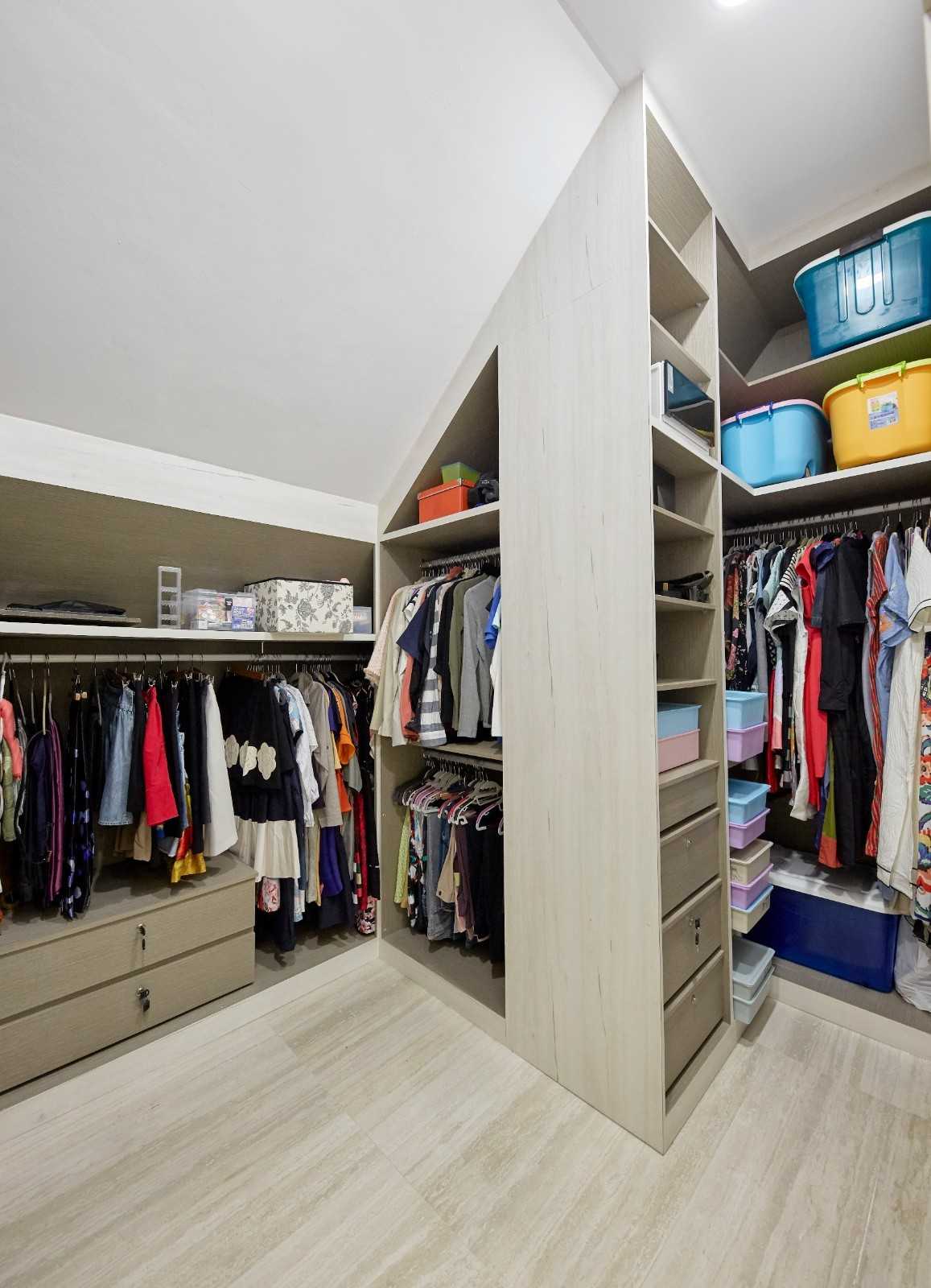 Scandinavian Walk-in Wardrobe with Wardrobe and Cupboard