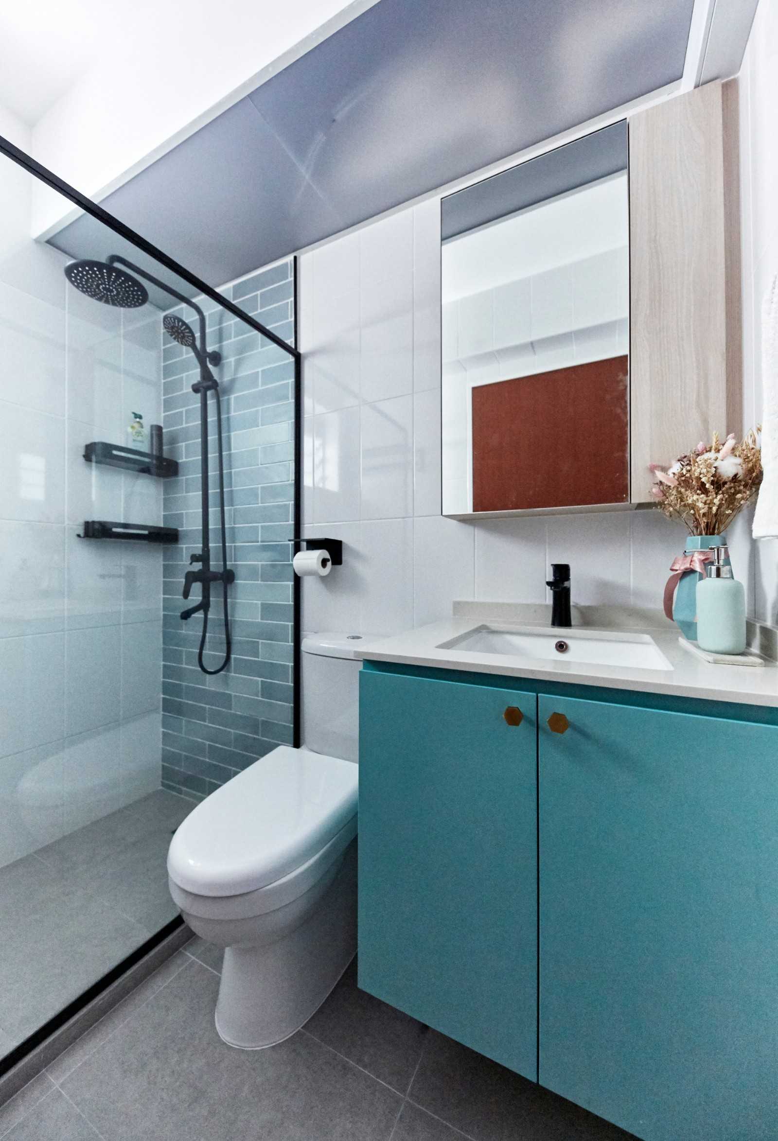 Contemporary Bathroom with Mirror and Bathroom Storage