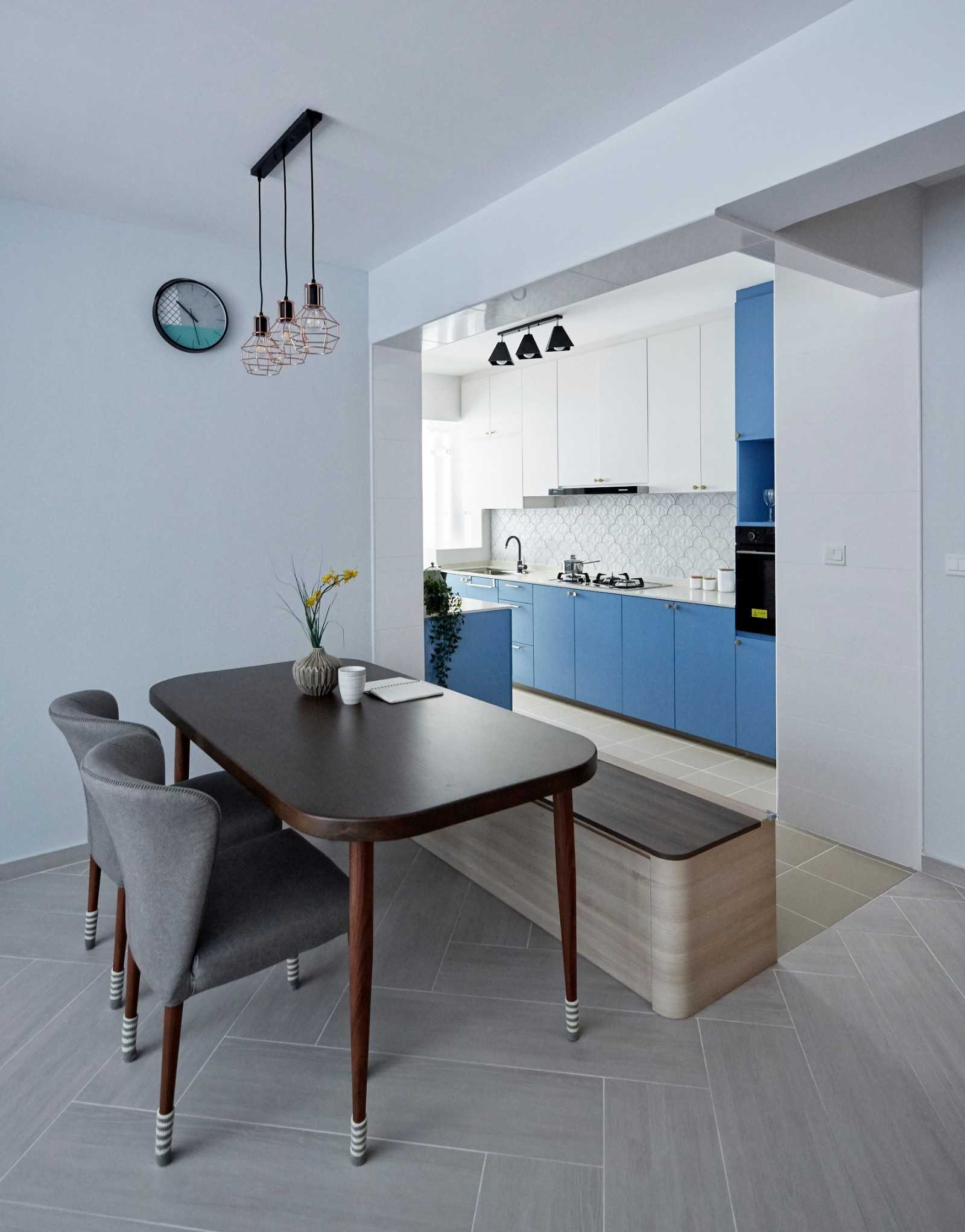 Contemporary Dining Room with Dining Table and Dining Chairs