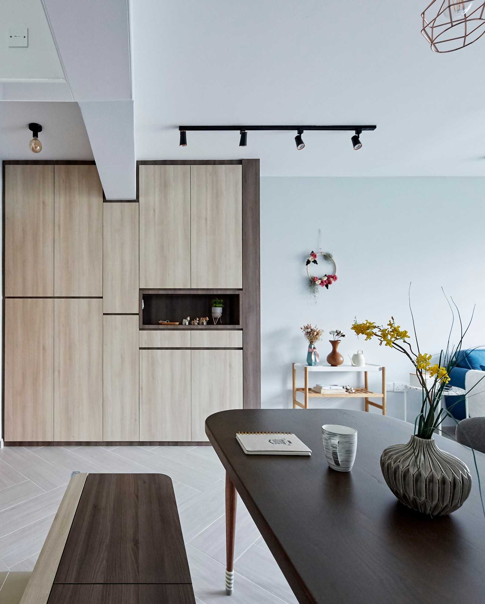 Contemporary Dining Room with Dining Table and Dining Chairs