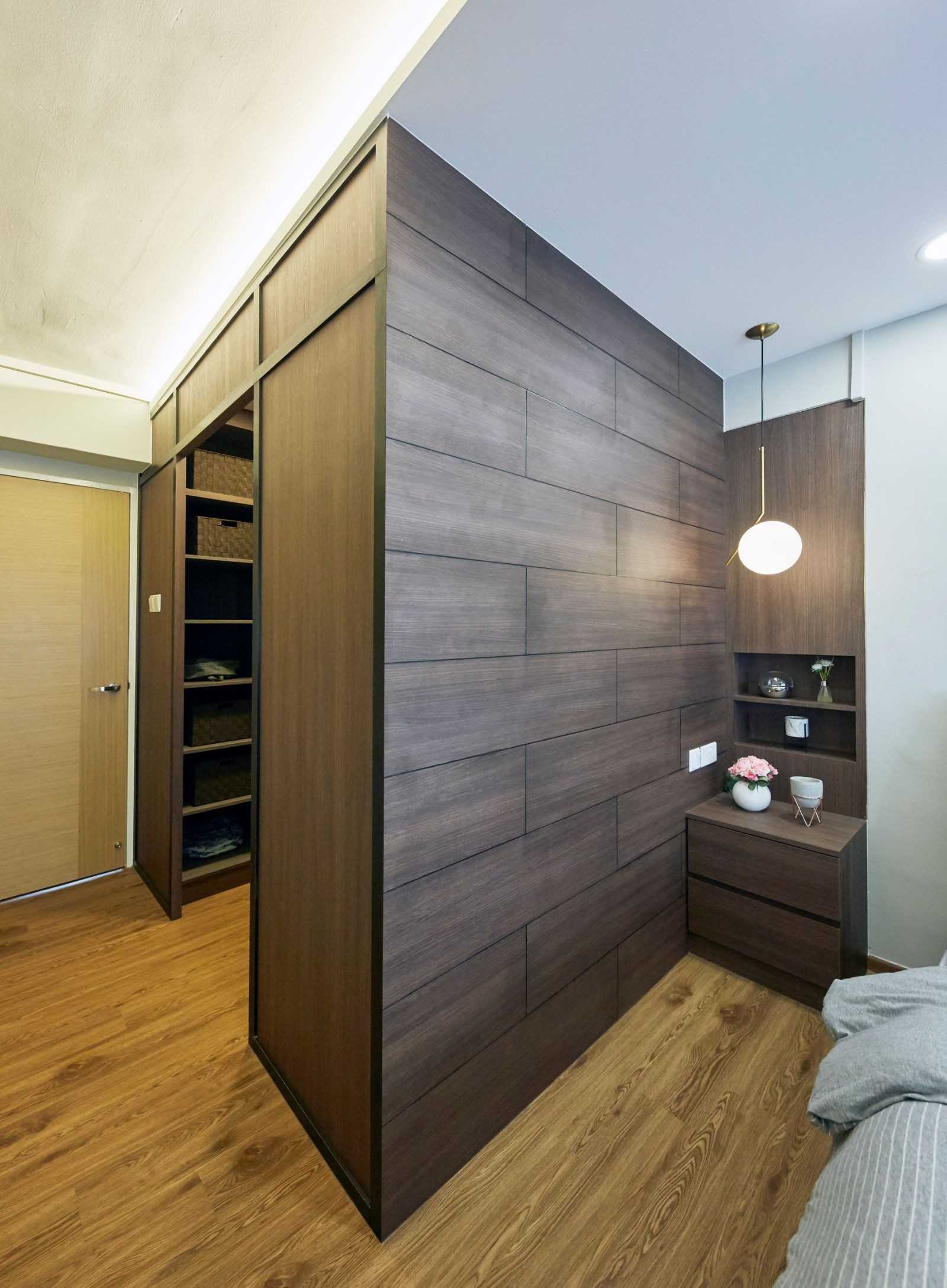 Contemporary Walk-in Wardrobe with Mirror and Wardrobe