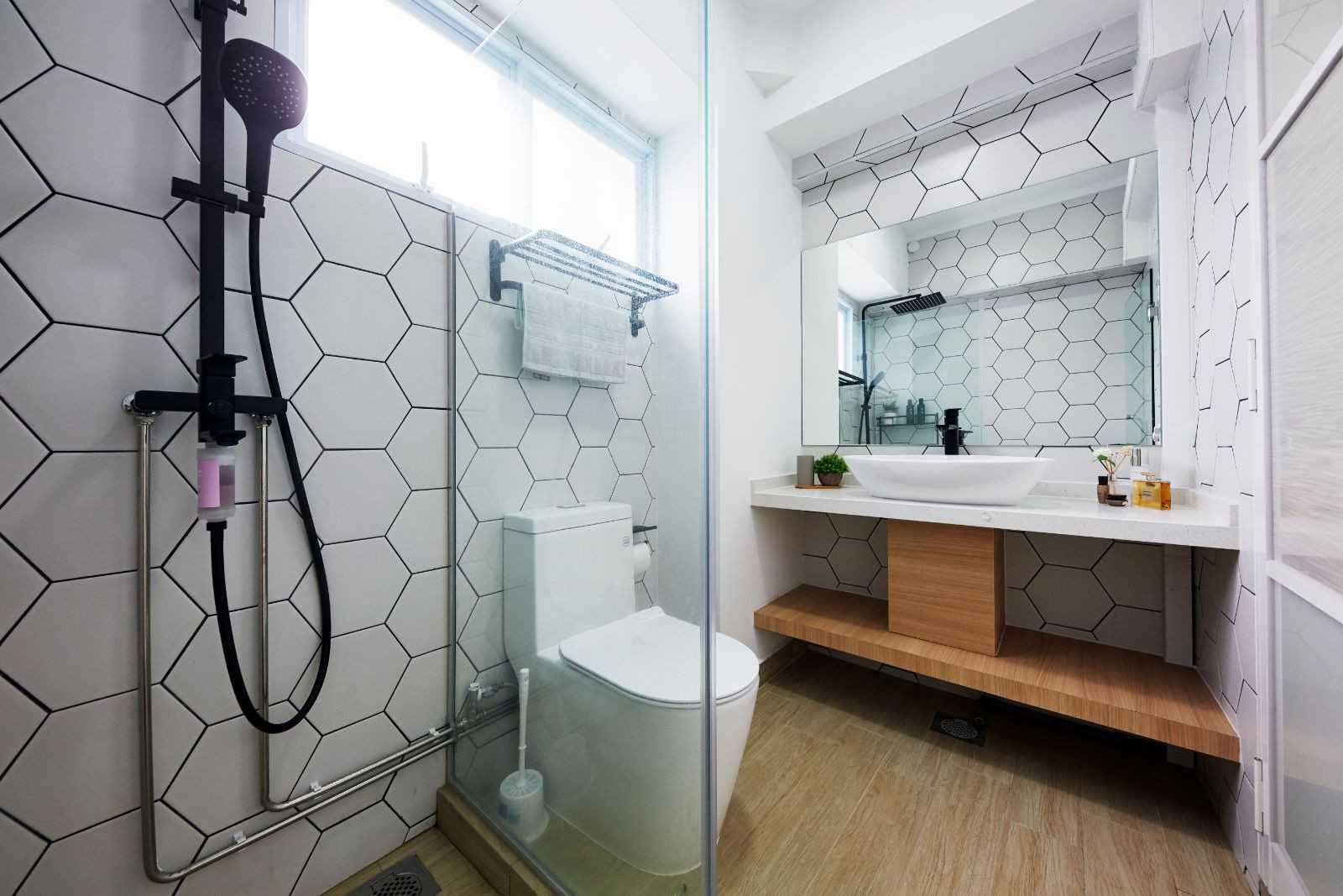 Contemporary Bathroom with Mirror and Bathroom Storage