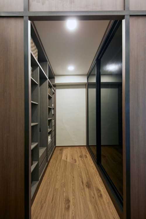 Contemporary Walk-in Wardrobe at Jelapang Road
