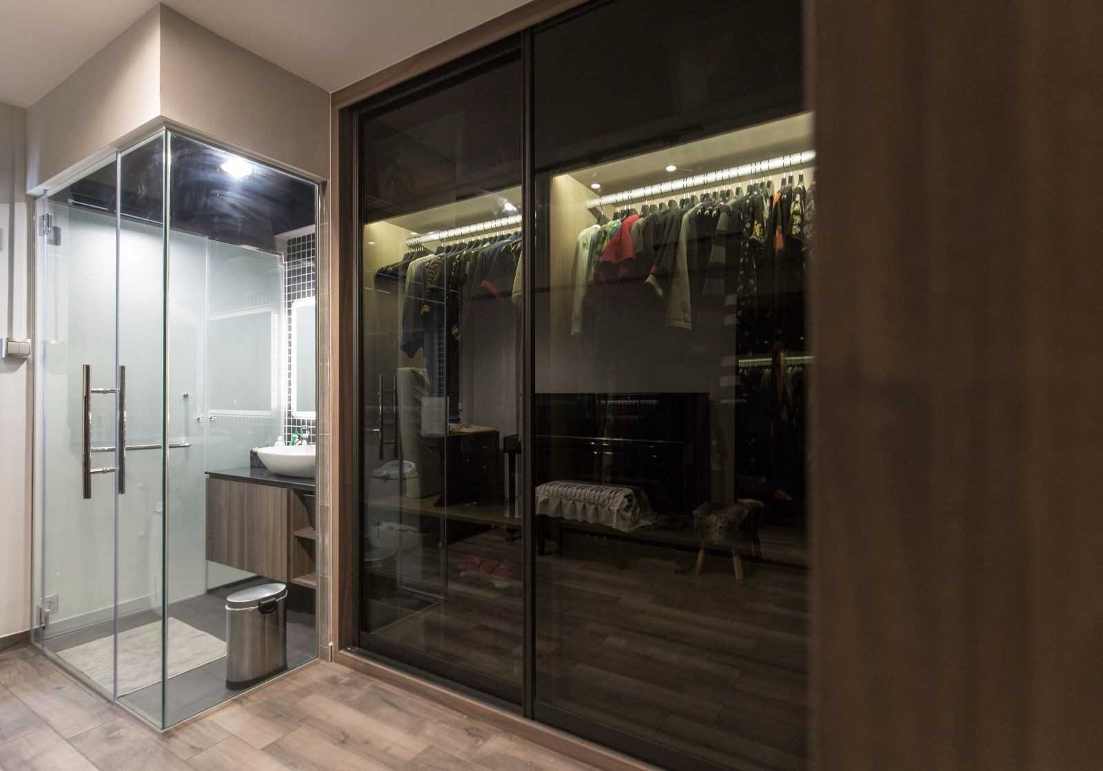 Contemporary Walk-in Wardrobe with Mirror and Wardrobe
