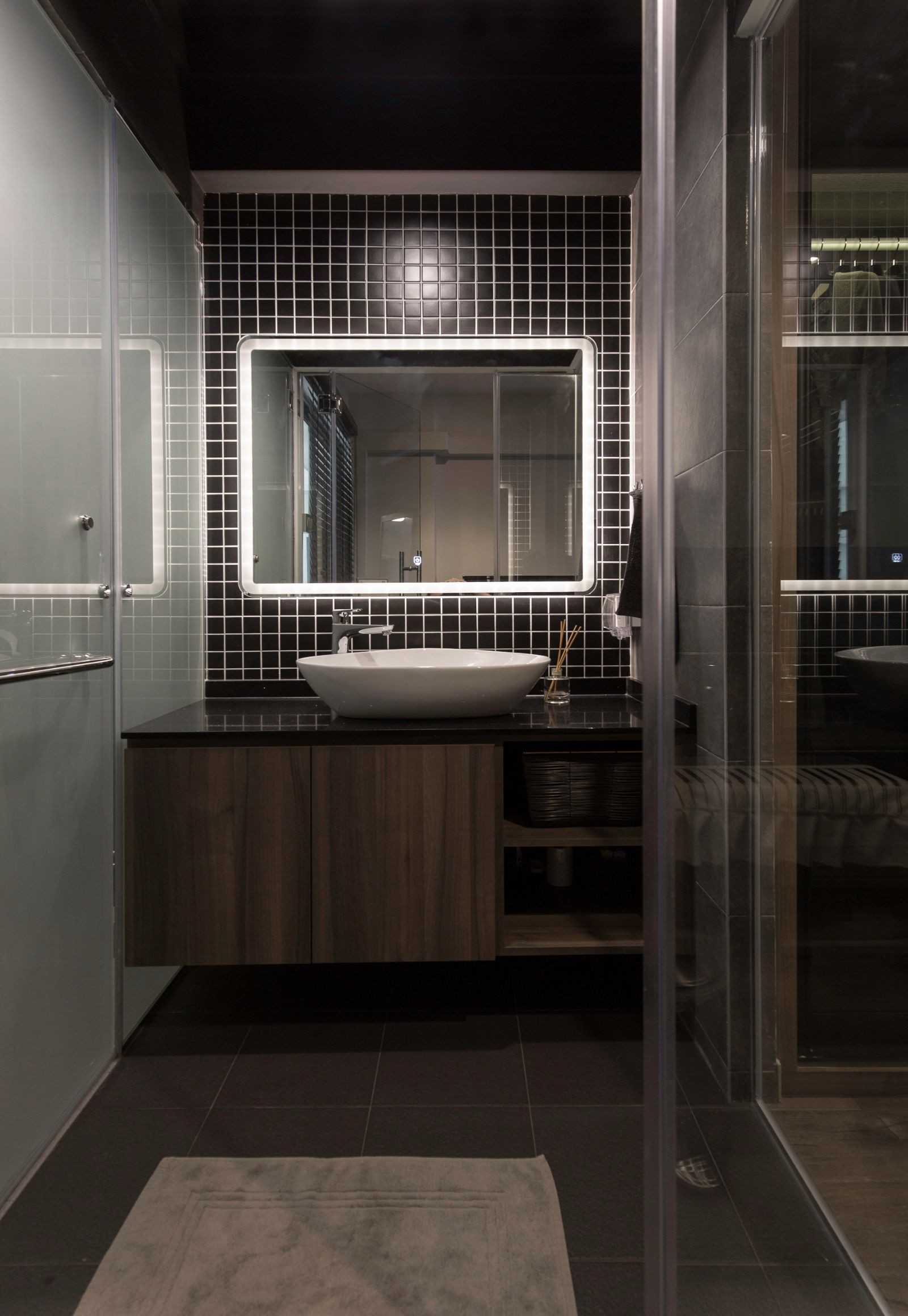 Contemporary Bathroom with Mirror and Bathroom Storage