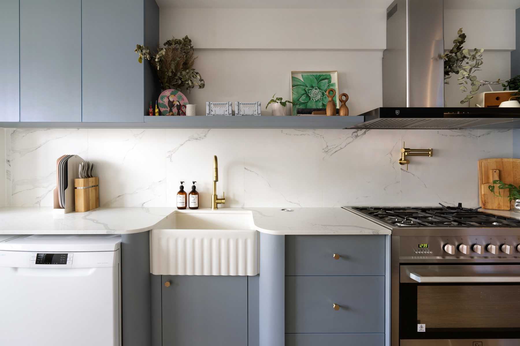 Modern Kitchen with Countertop and Open Kitchen