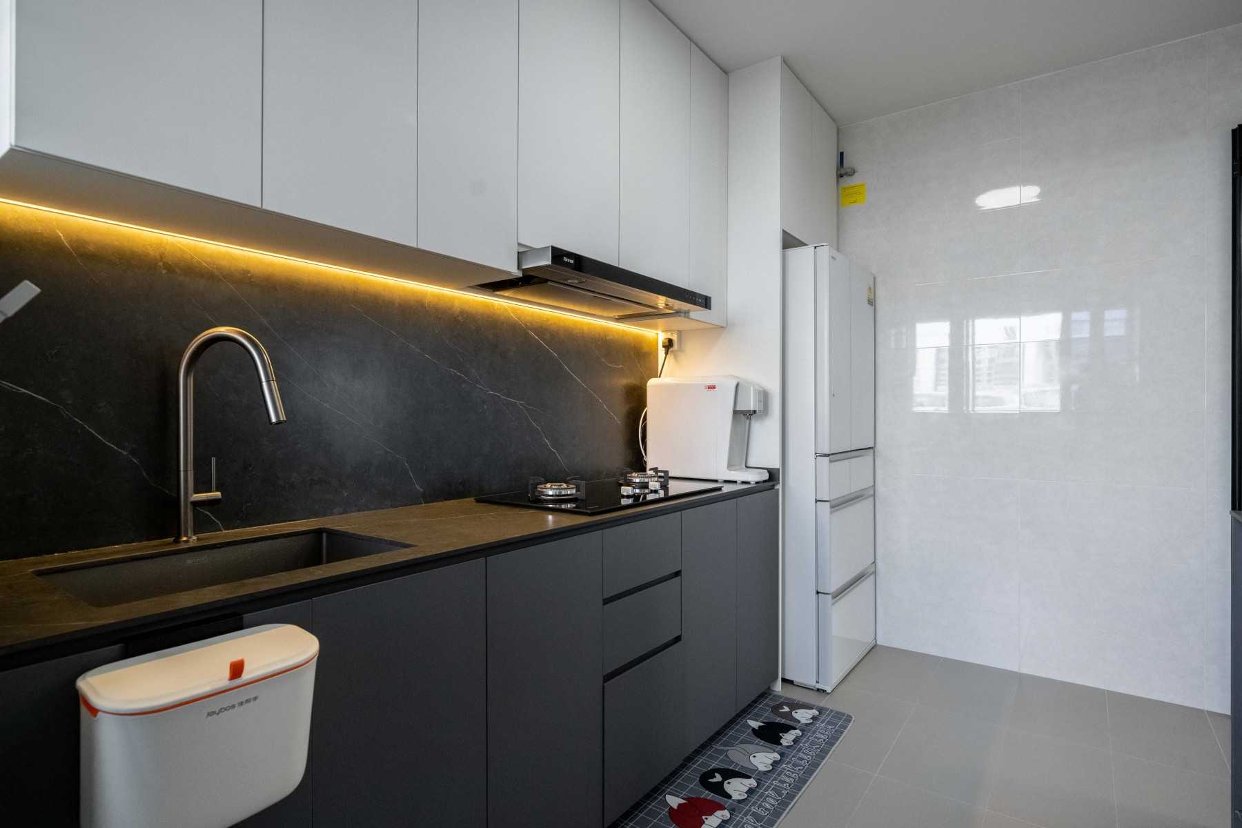 Contemporary Kitchen with Homogeneous Tiles and Kitchen Window