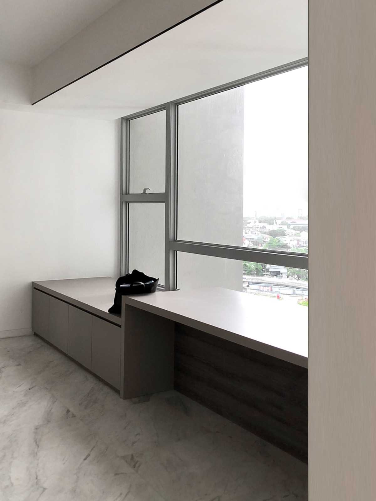 Modern Study with Window Grille and Desk