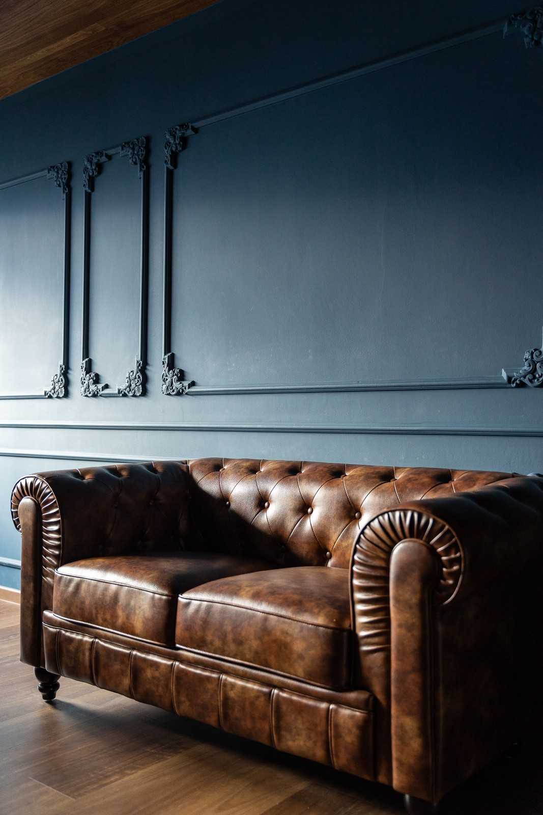 Industrial Living Room with Vinyl Flooring and Drop Ceiling
