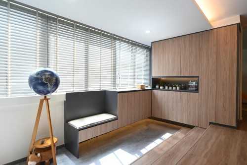 Contemporary Foyer at HDB Jumbo Flat @ Jalan Bukit Merah