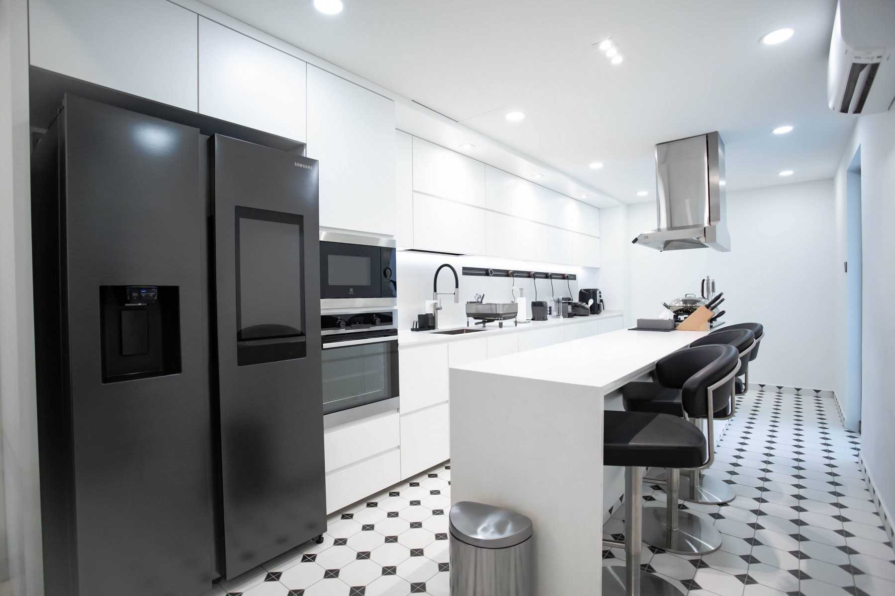 Scandinavian Kitchen with Countertop and Homogeneous Tiles