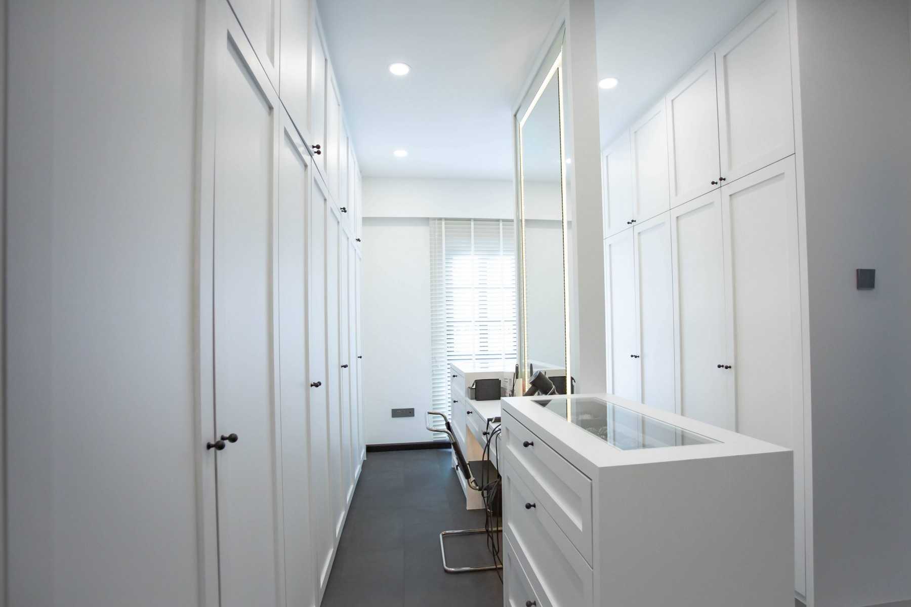 Scandinavian Walk-in Wardrobe with Mirror and Wardrobe