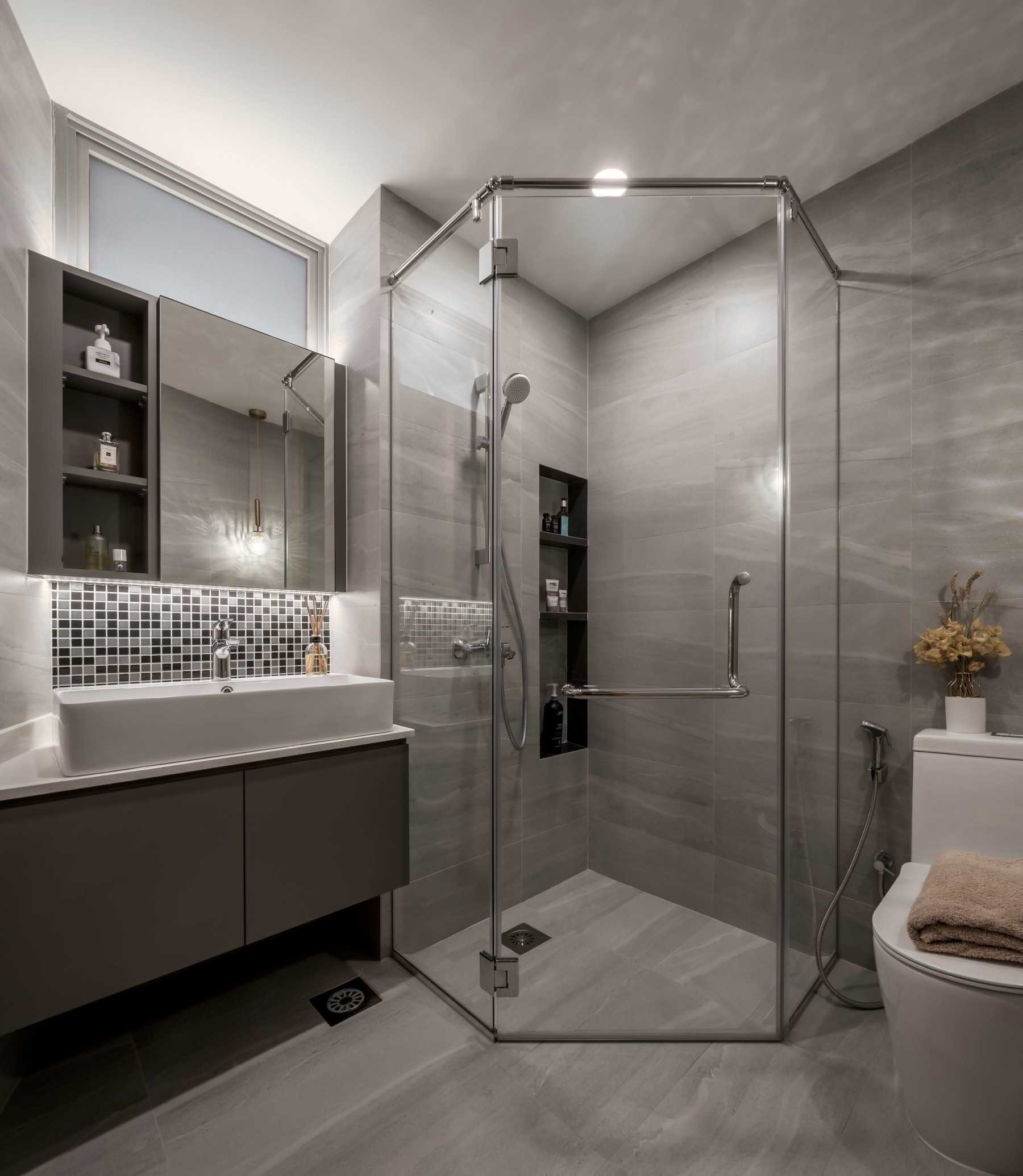 Contemporary Bathroom with Countertop and Homogeneous Tiles