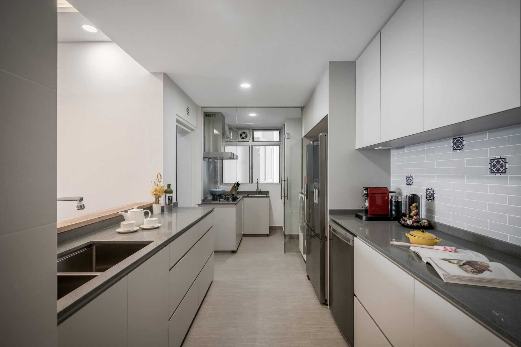 Contemporary Kitchen with Countertop and Kitchen Island