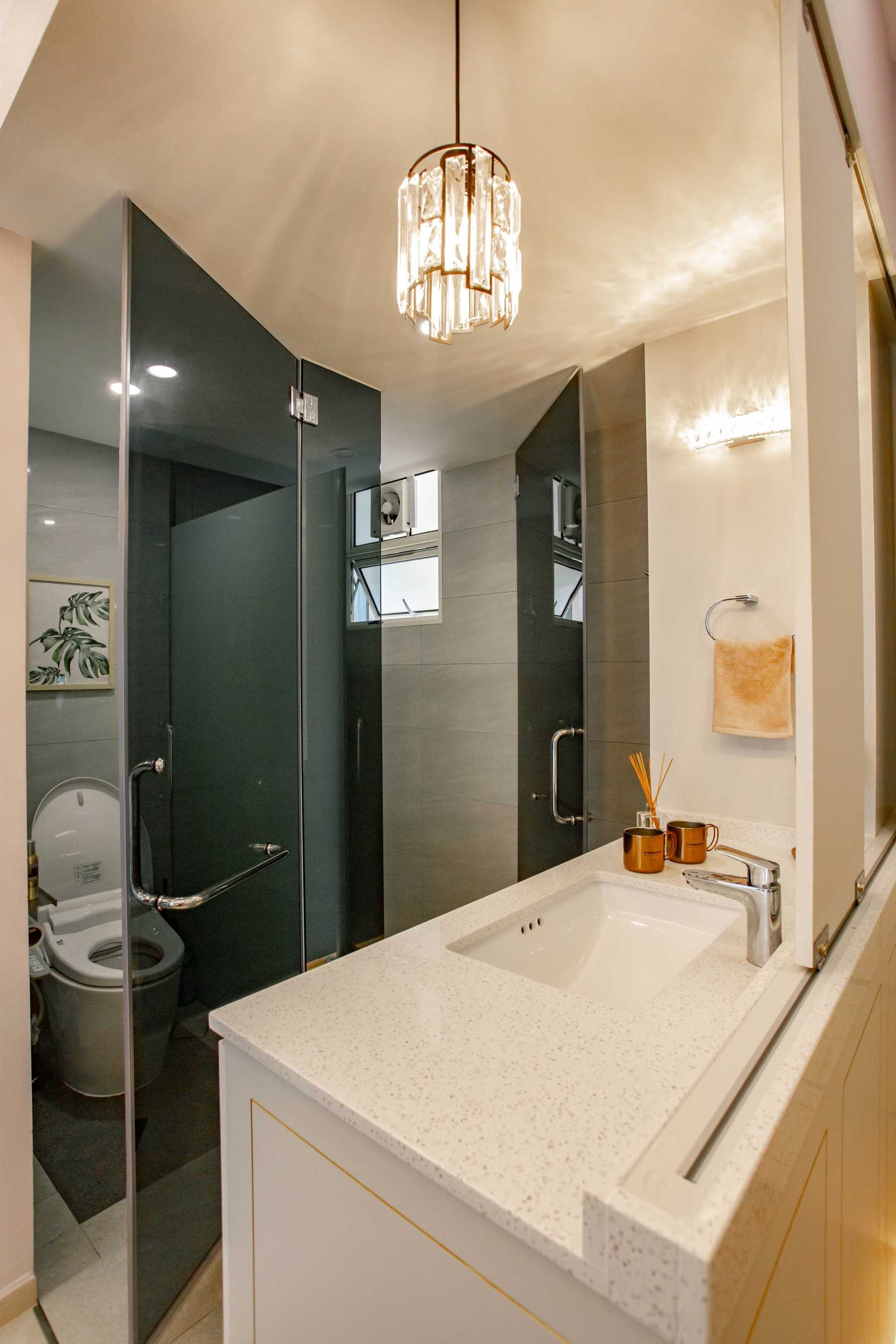 Modern Bathroom with Countertop and Homogeneous Tiles