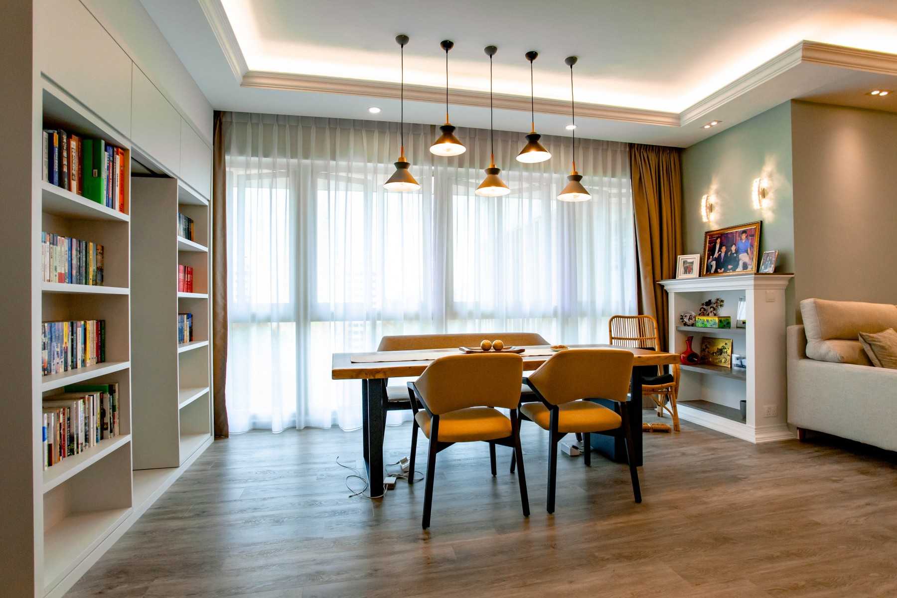 Modern Dining Room with Bookshelf and Cove Lighting