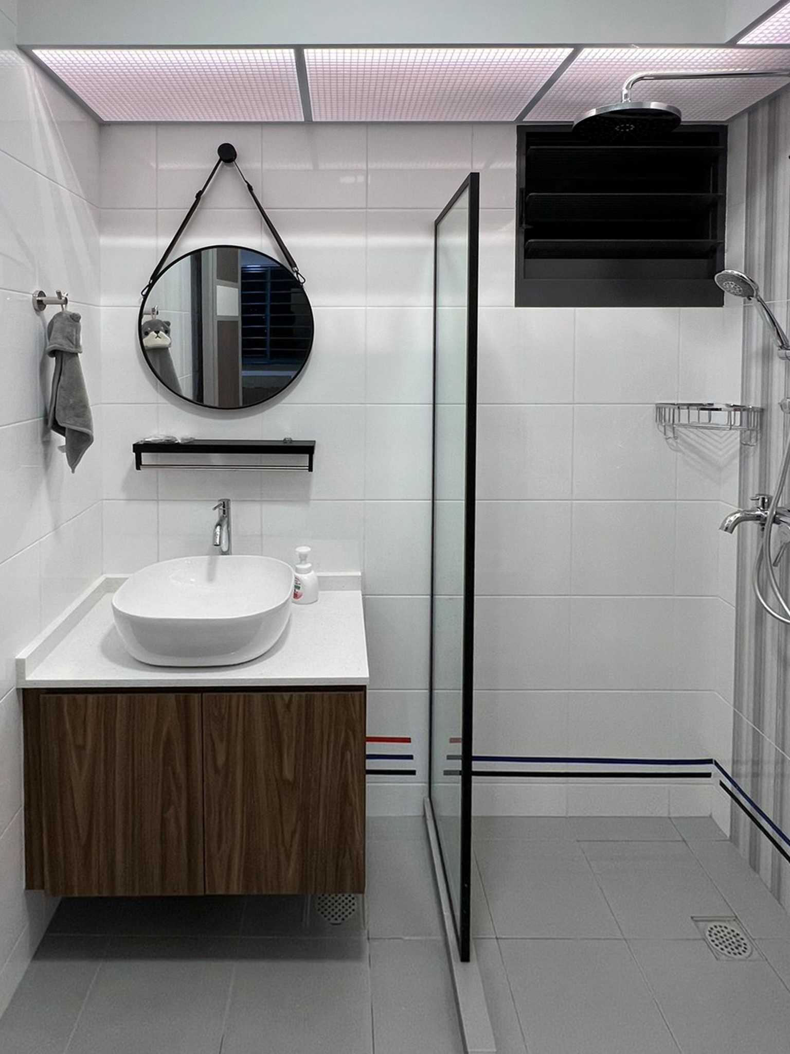 Scandinavian Bathroom with Mirror and Bathroom Storage