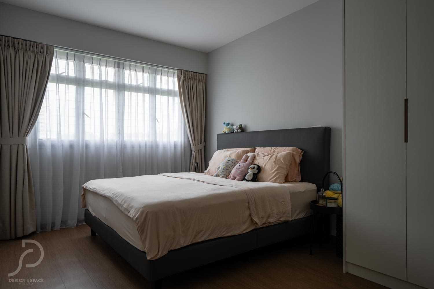Scandinavian Bedroom with Vinyl Flooring and Bay Window