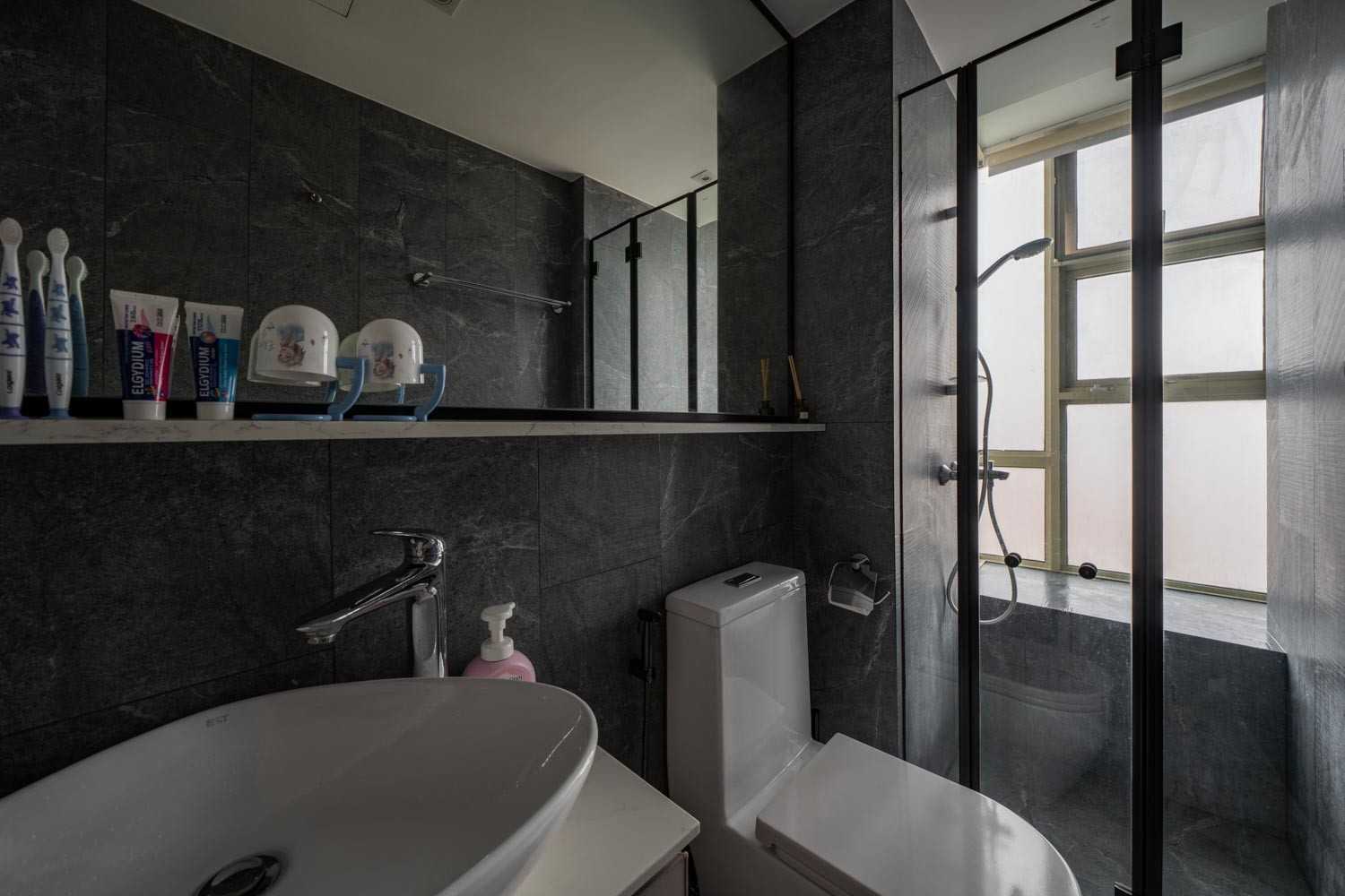 Modern Bathroom with Mirror and Mosaic