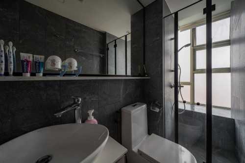 Modern Bathroom at Yio Chu Kang | Fontaine Parry