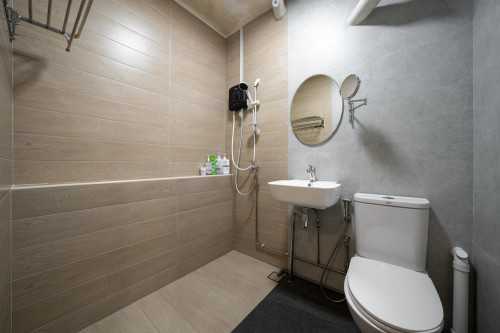 Minimalist Bathroom at 539 Bukit Batok