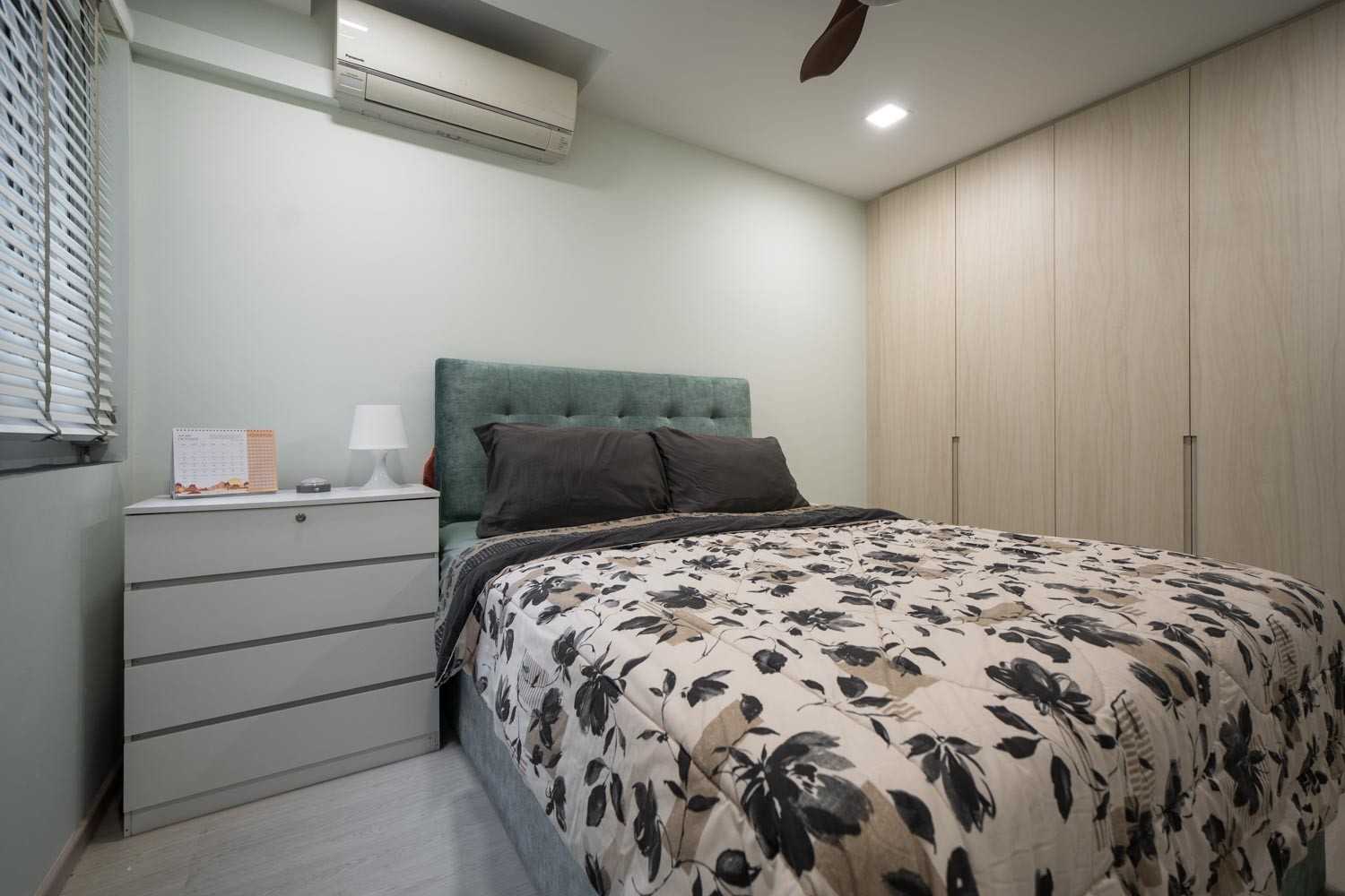 Minimalist Bedroom with Vinyl Flooring and Wardrobe