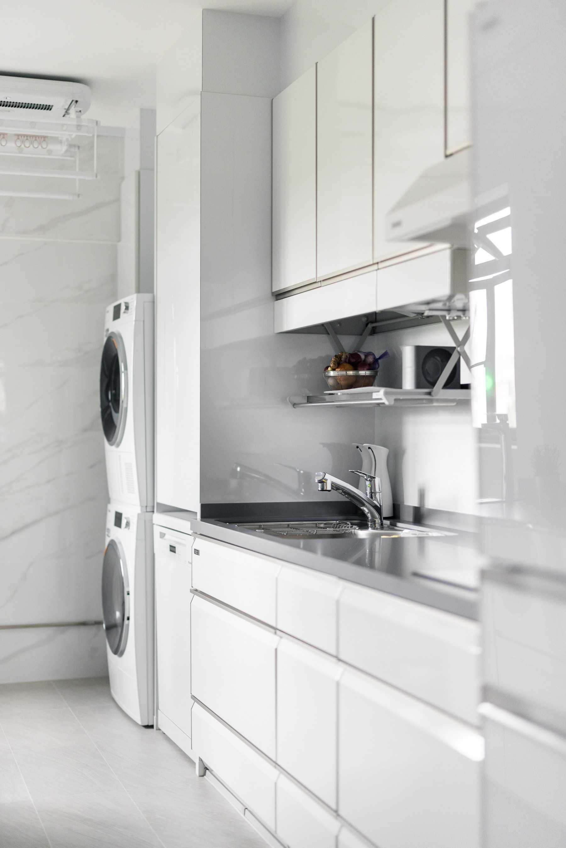 Modern Kitchen with Countertop and Homogeneous Tiles