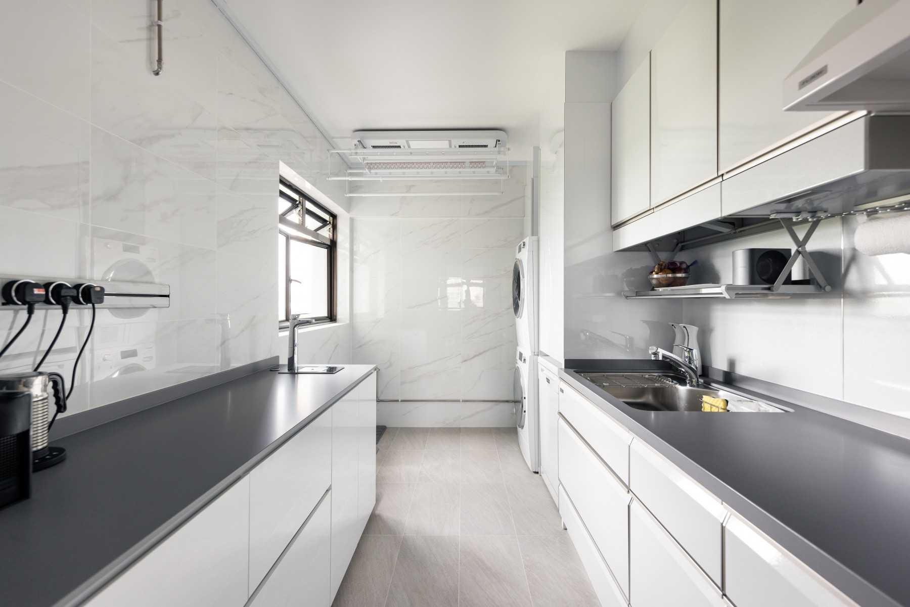 Modern Kitchen with Countertop and Homogeneous Tiles
