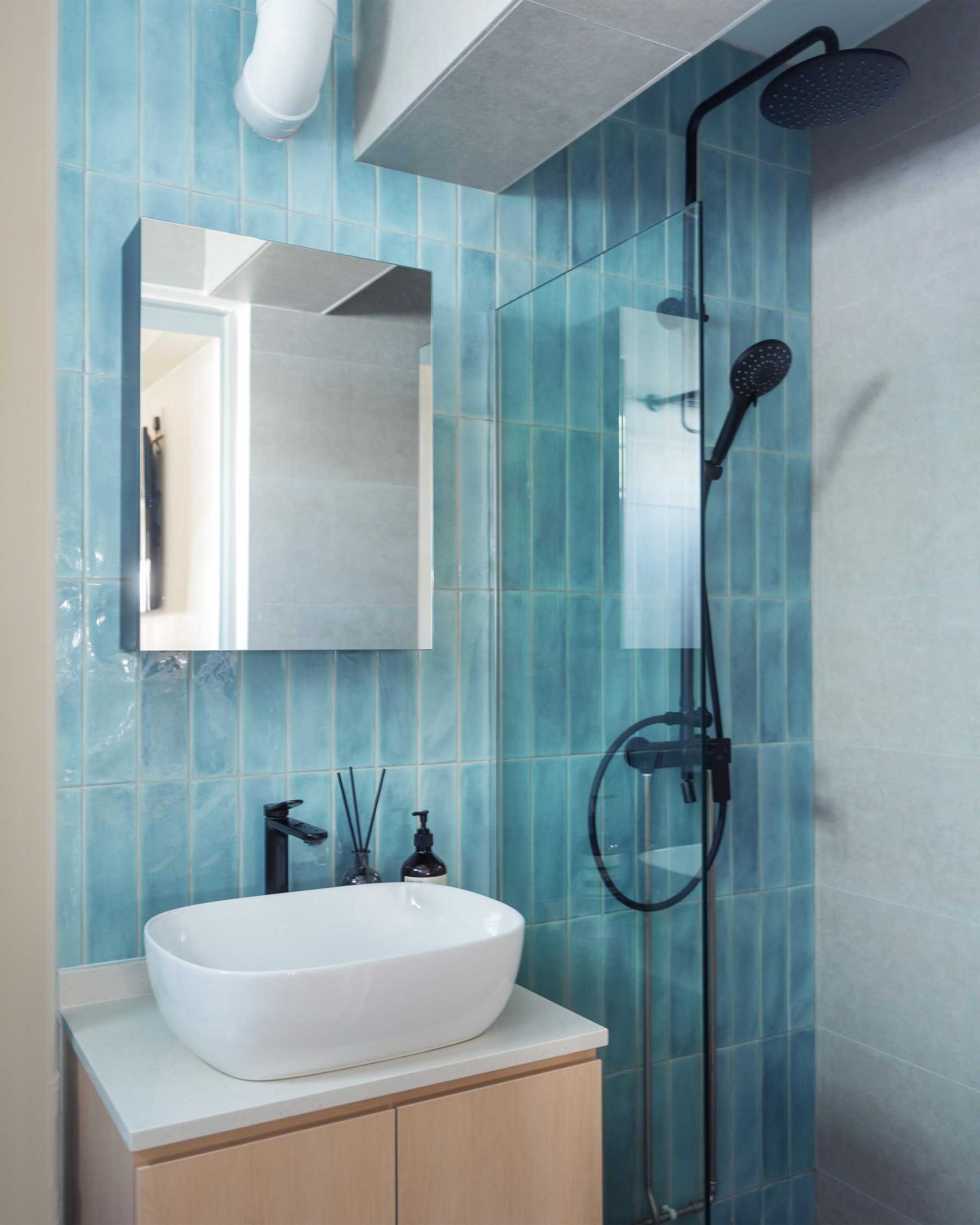 Contemporary Bathroom with Homogeneous Tiles and Mirror