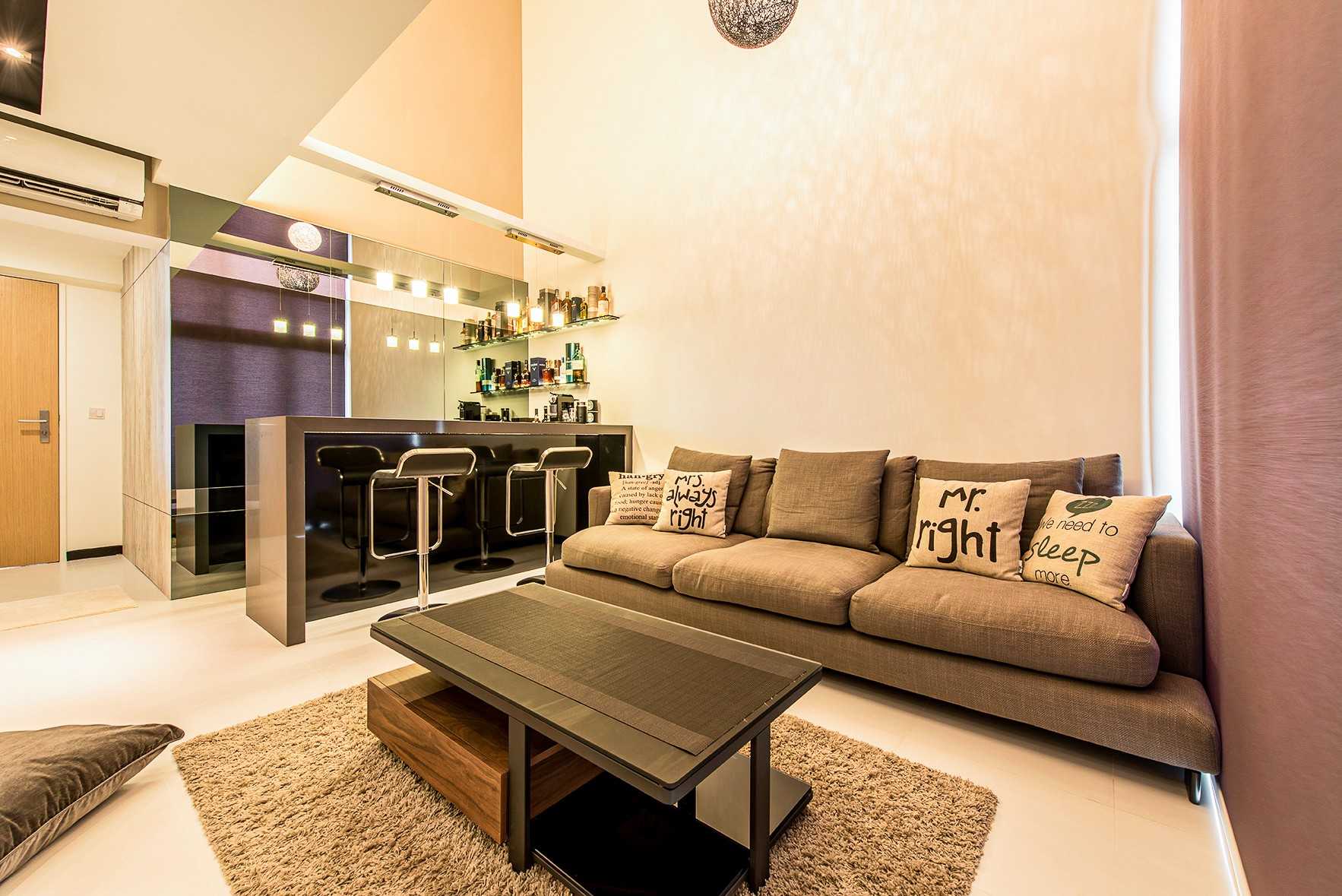 Modern Living Room with Mirror and Bar Counter
