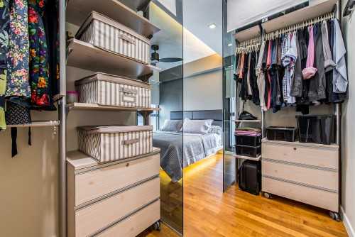 Modern Walk-in Wardrobe at Sky Terrace @ Dawson