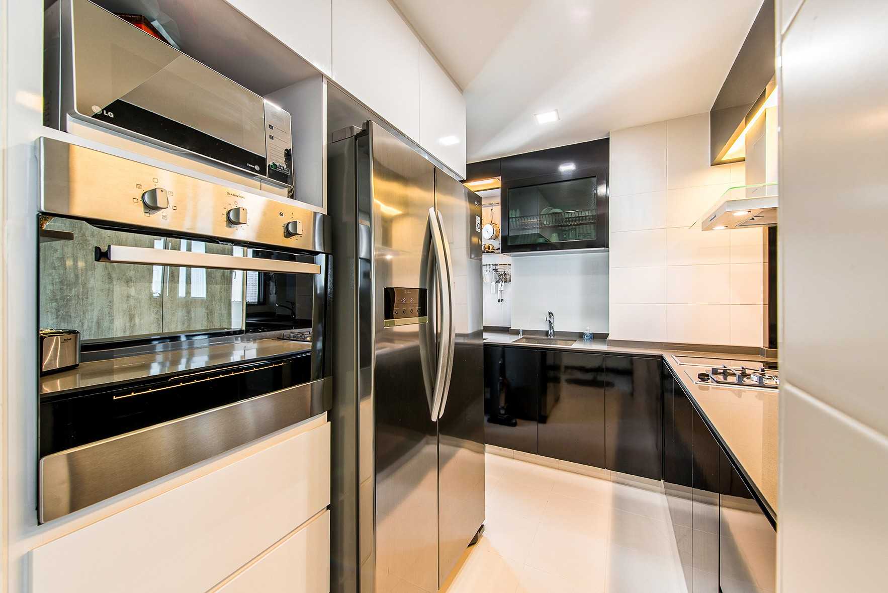 Modern Kitchen with Countertop and Homogeneous Tiles