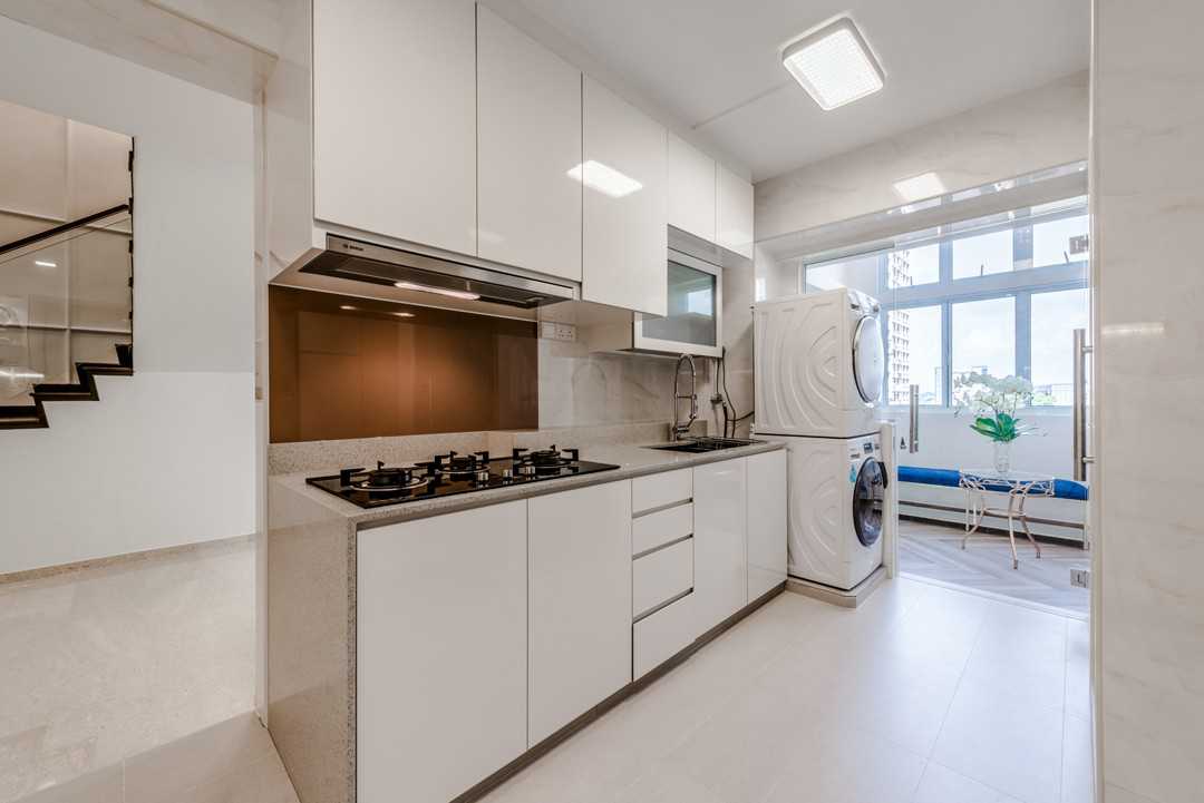 Modern Kitchen with Countertop and Homogeneous Tiles