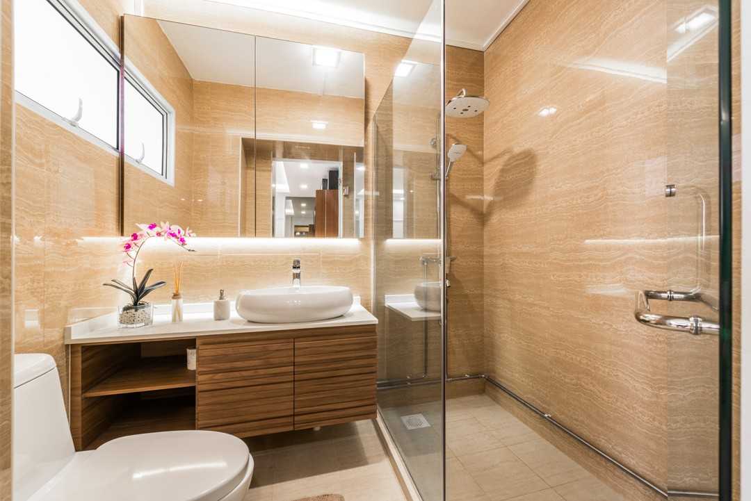 Modern Bathroom with Countertop and Homogeneous Tiles