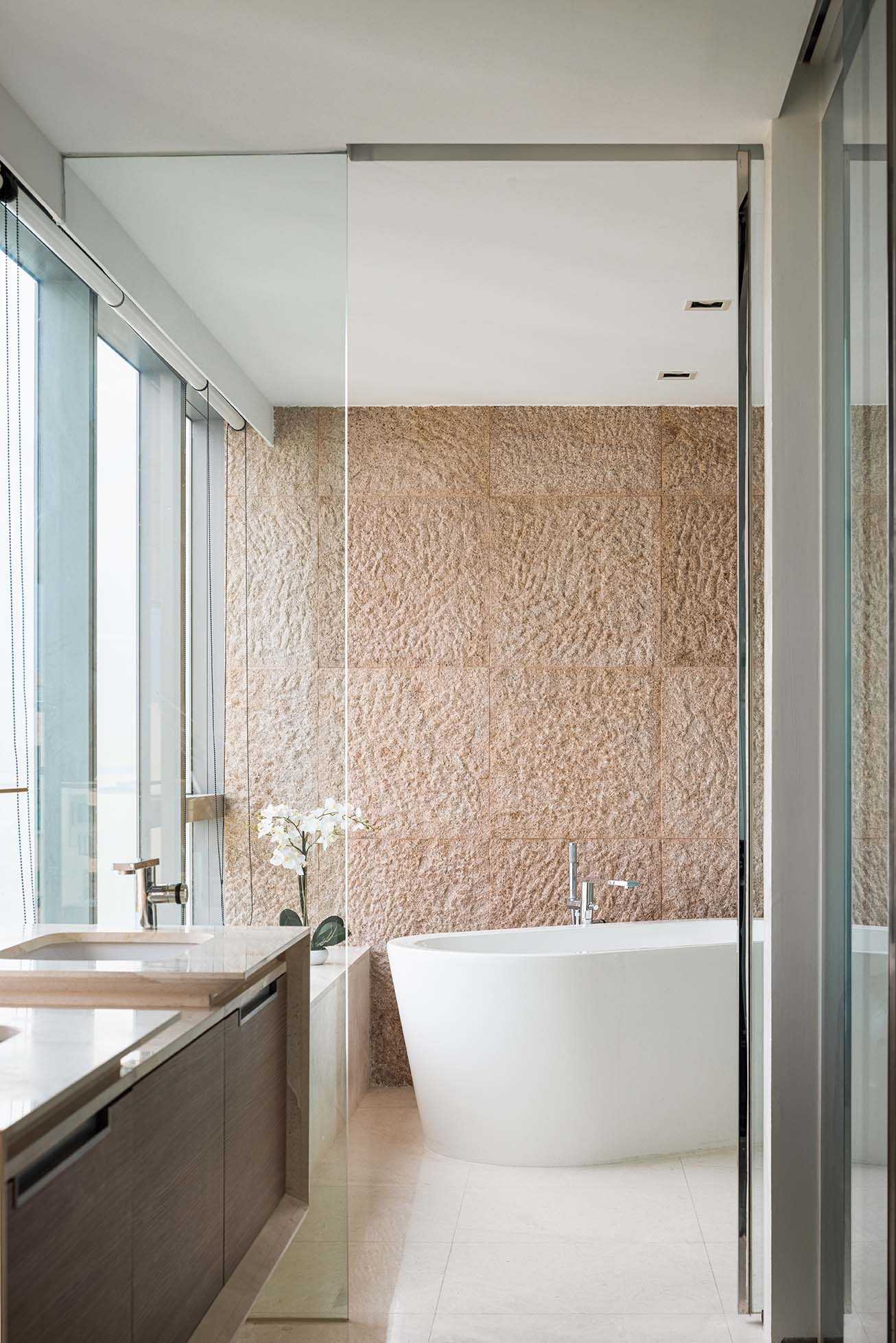 Contemporary Bathroom with Mirror and Bathtub