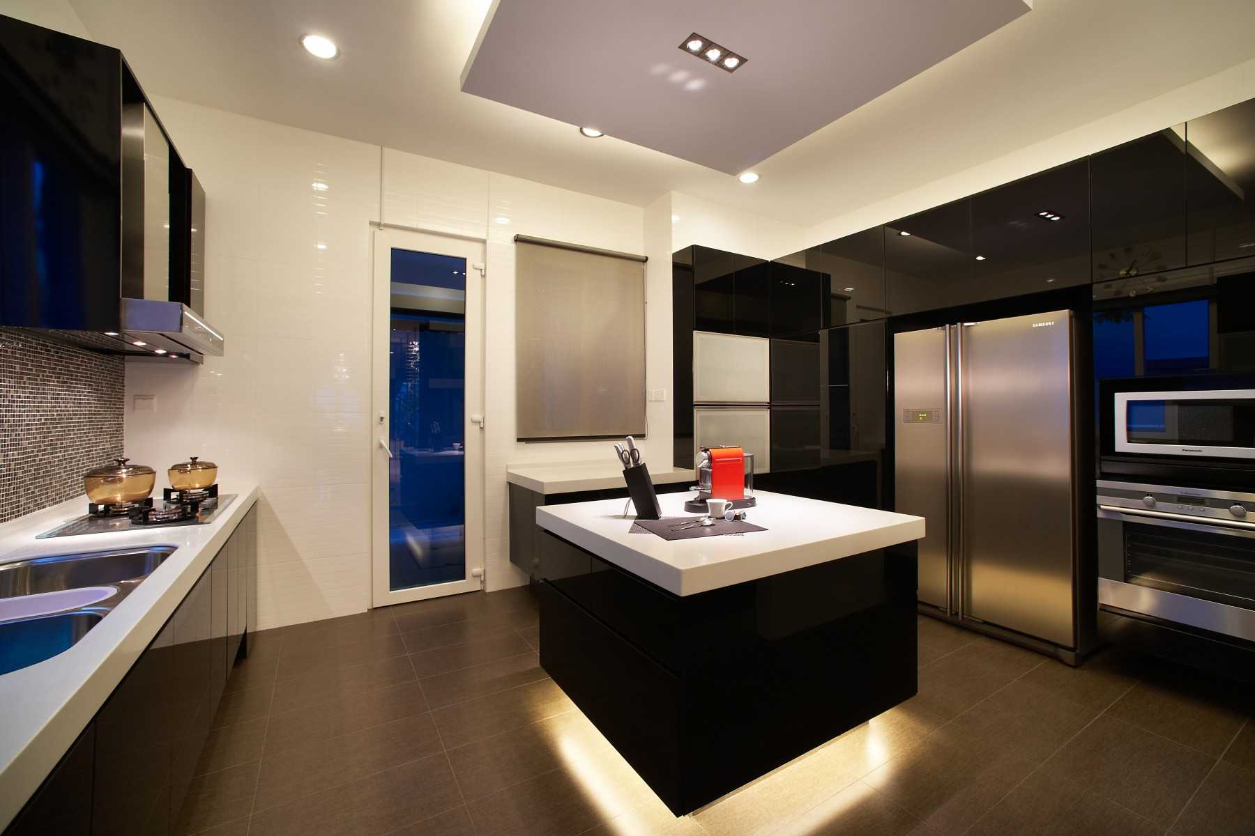 Contemporary Kitchen with Countertop and Homogeneous Tiles
