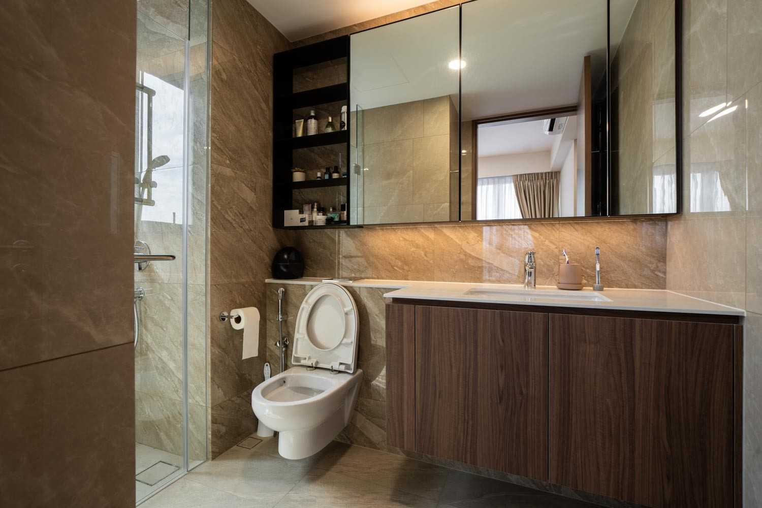 Modern Bathroom with Homogeneous Tiles and Mirror