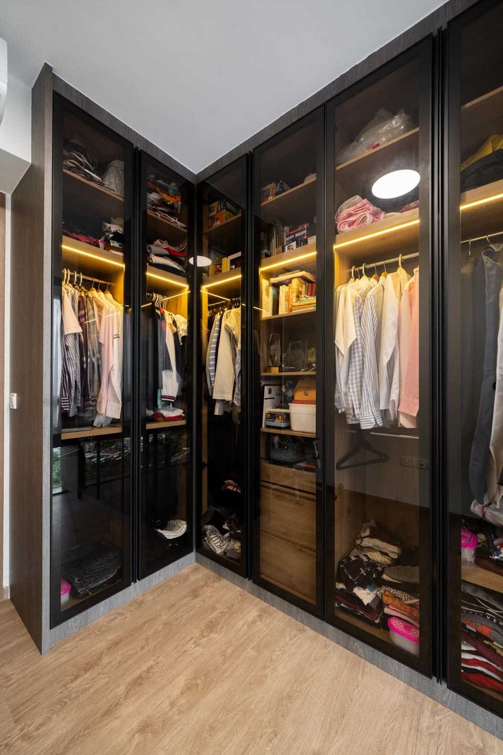 Modern Walk-in Wardrobe with Mirror and Wardrobe