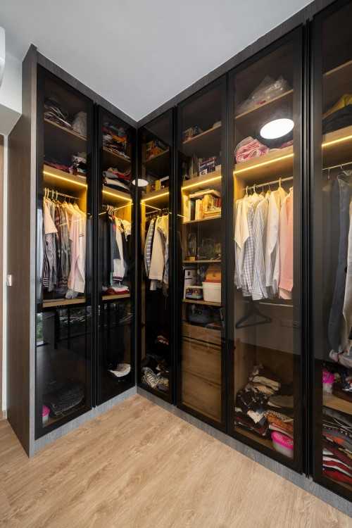 Modern Walk-in Wardrobe at Buona Vista | Whistler Grand