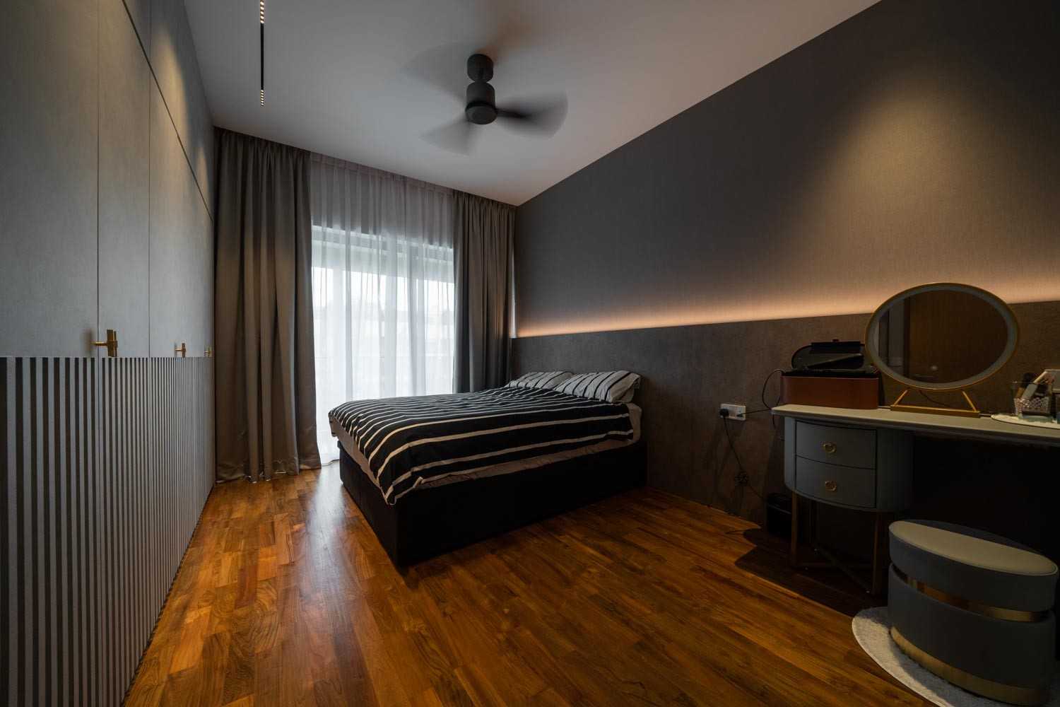 Contemporary Bedroom with Vinyl Flooring and Wardrobe