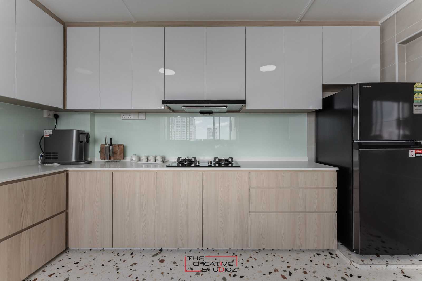Scandinavian Kitchen with Homogeneous Tiles and Kitchen Backsplash