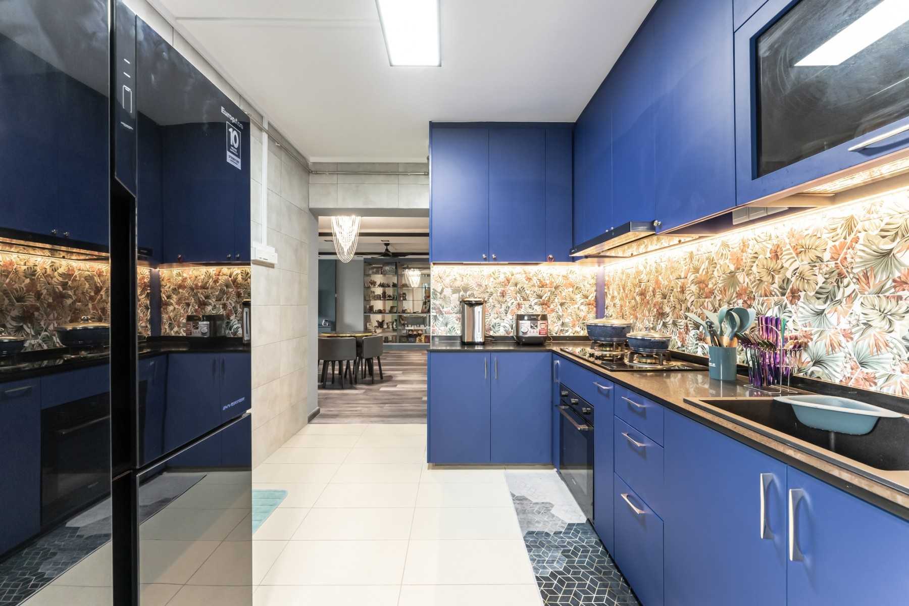 Modern Kitchen with Homogeneous Tiles and Kitchen Backsplash