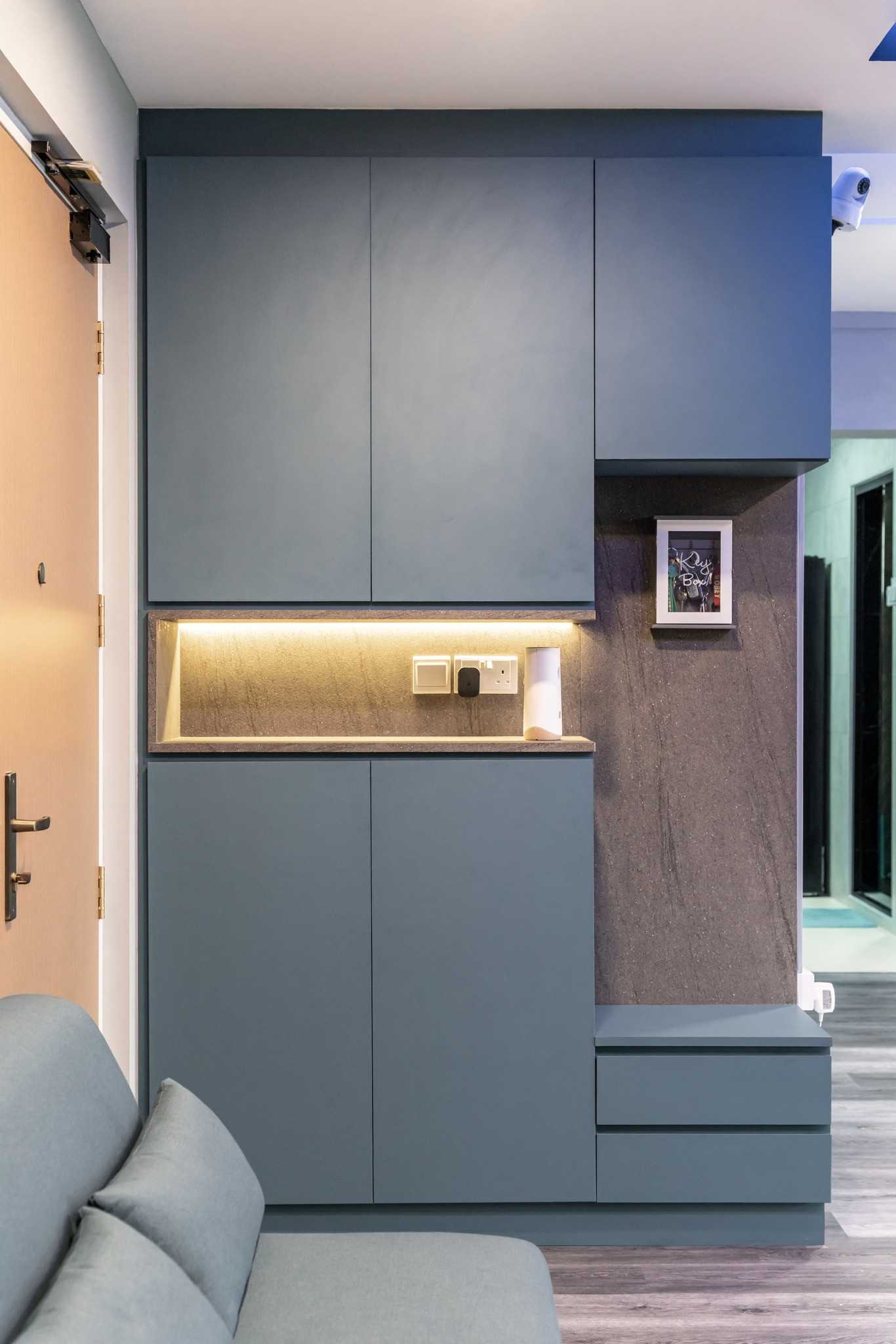 Modern Foyer with Settee and Vinyl Flooring