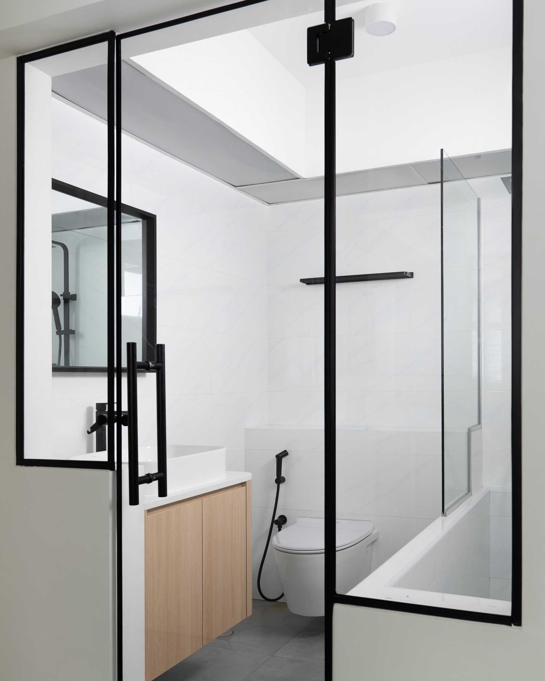 Modern Bathroom with Mirror and Bathroom Storage