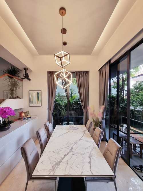 Modern Dining Room at Alana