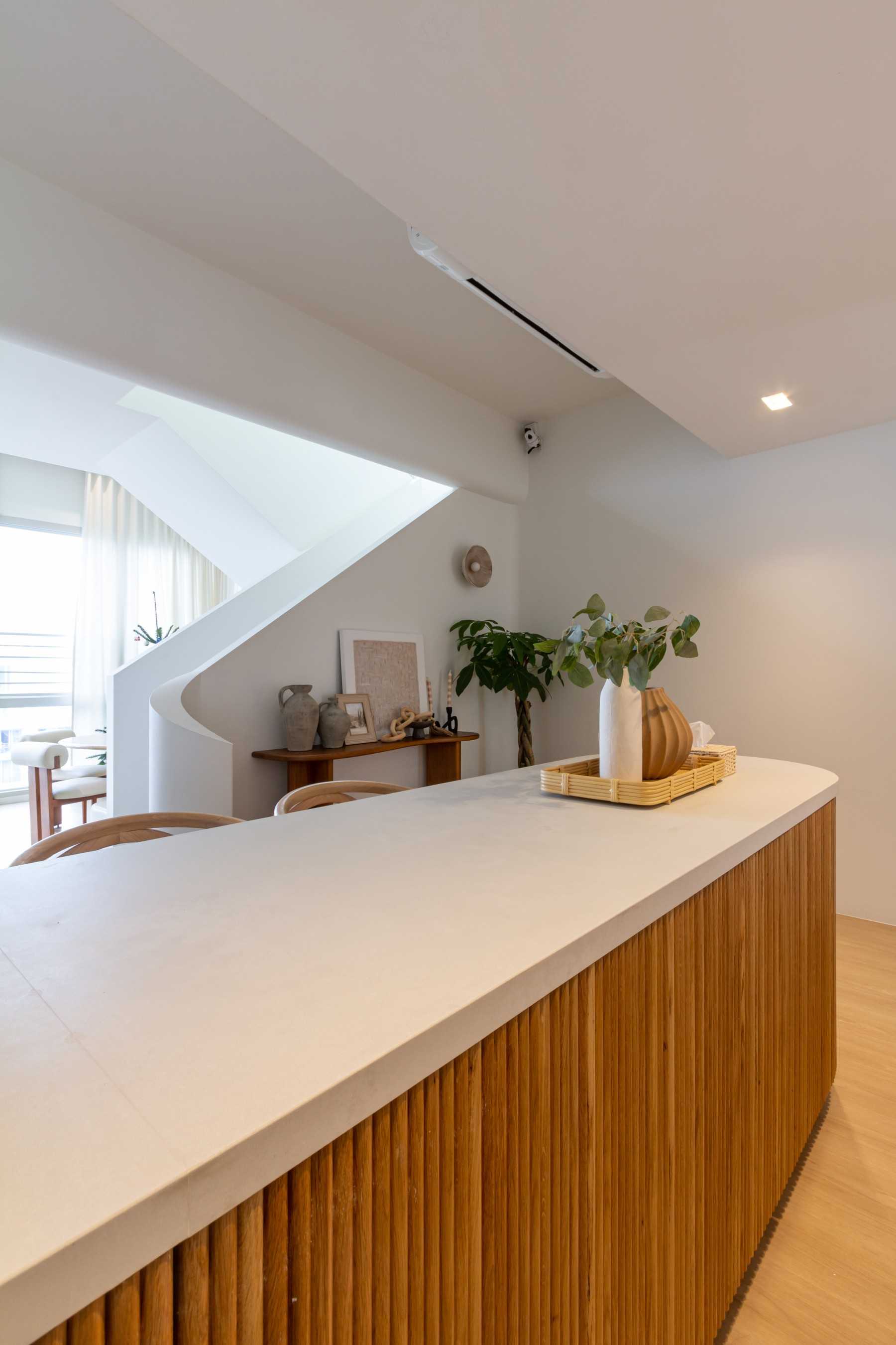 Minimalist Kitchen with Kitchen Island and Kitchen Cabinets