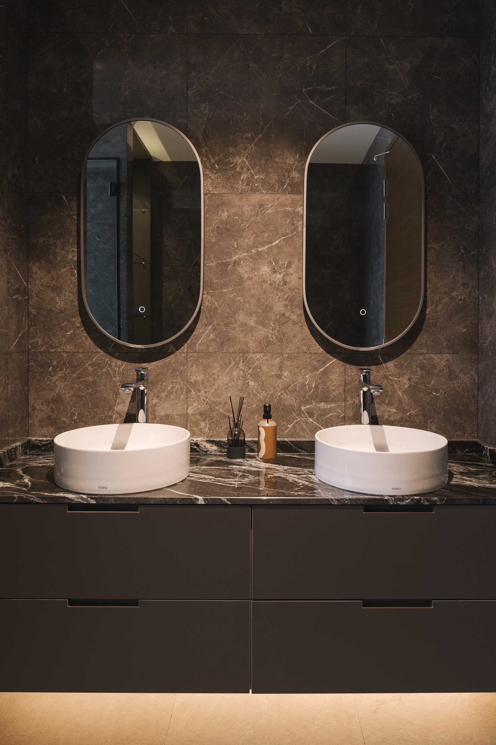 Modern Bathroom with Mirror and Bathroom Storage