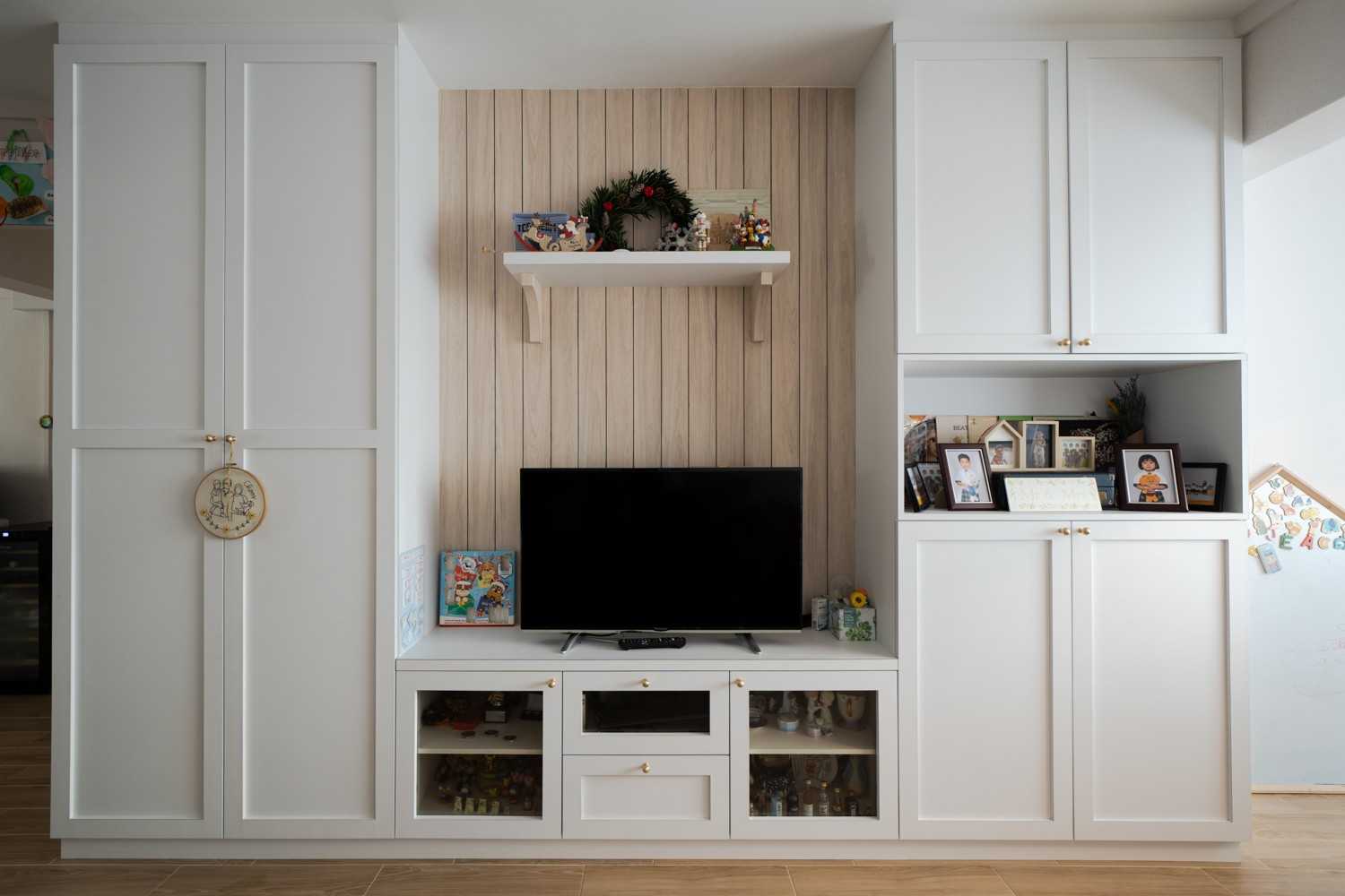 Transitional Living Room with Countertop and Vinyl Flooring