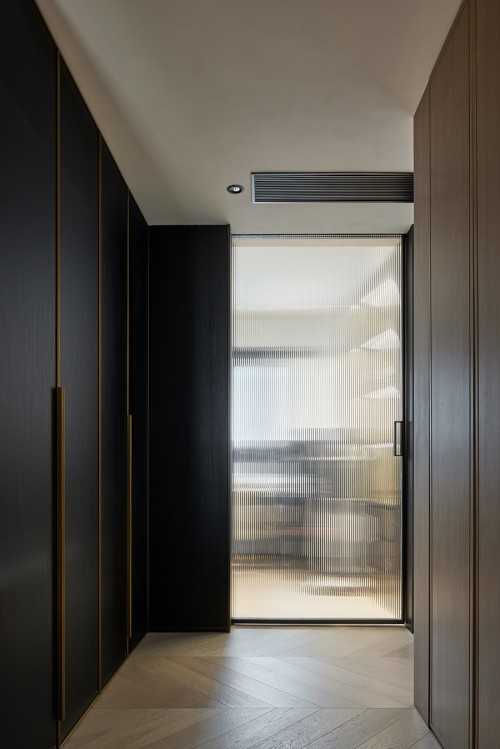 Contemporary Walk-in Wardrobe at Condo @ Orchard